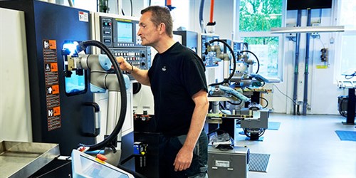 UR_collaborative-robots-create-jobs-at-trelleborg-in-denmark_500x250.jpg
